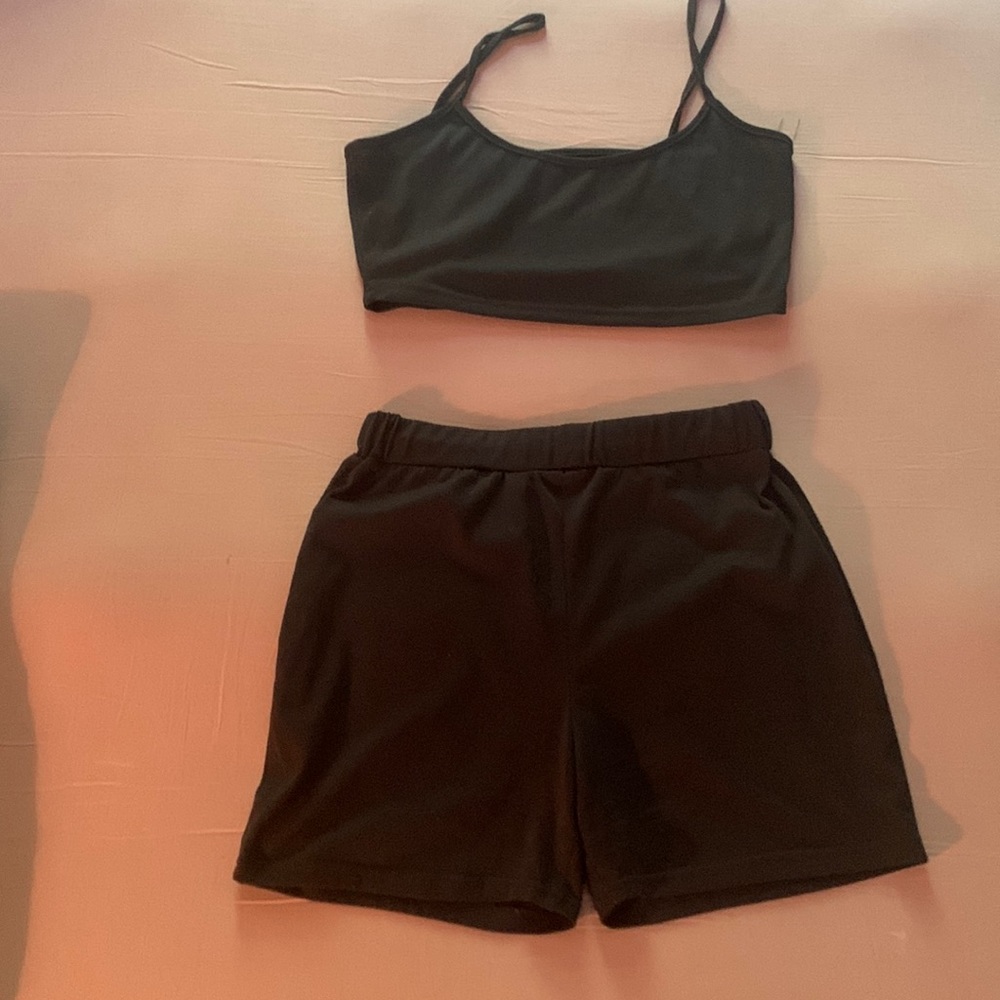 Selling a two piece set in very good condition any questions feel free to ask